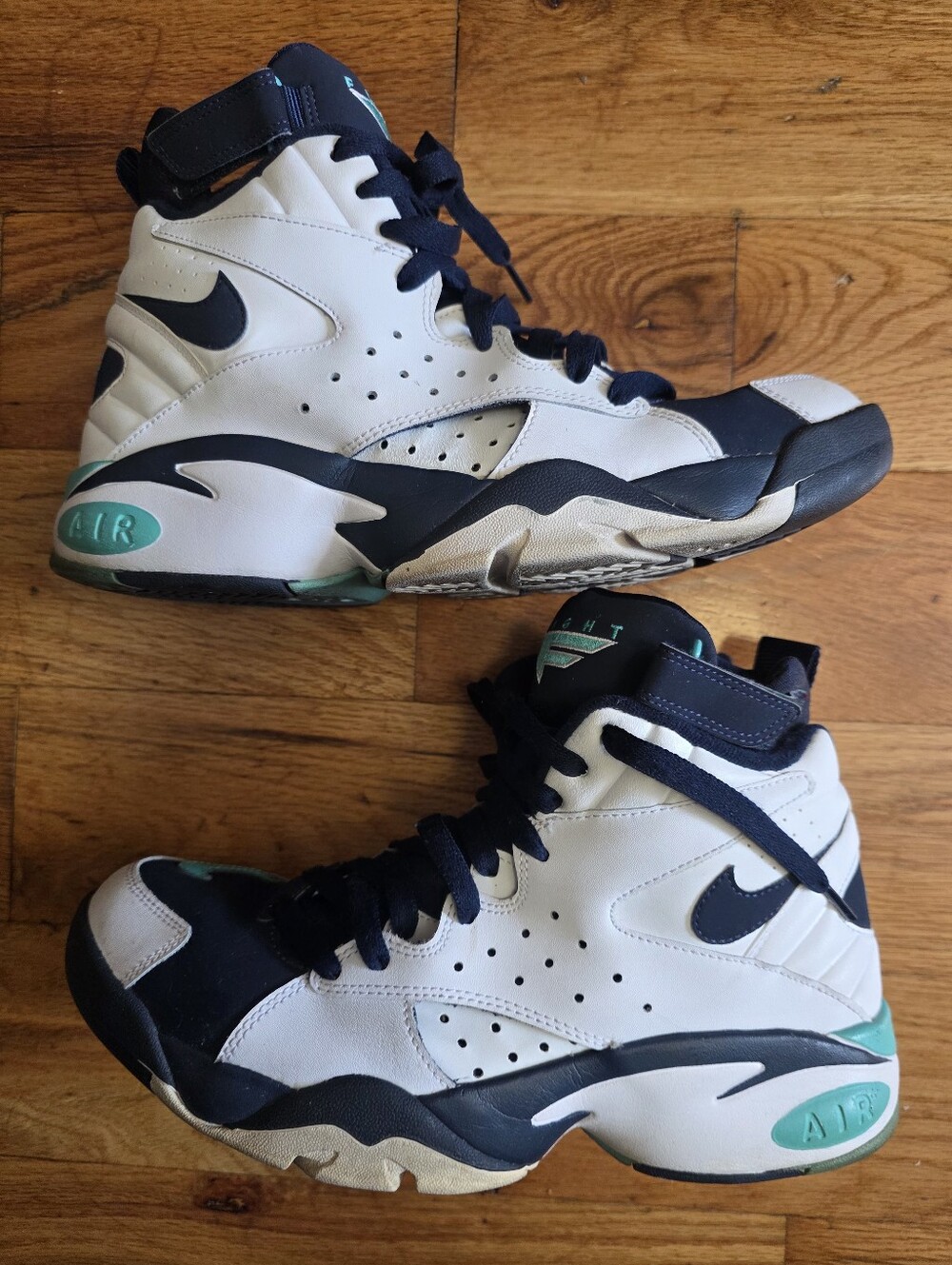 Nike Air Maestro 2White/Obsidian/Hyper Jade,size 9
